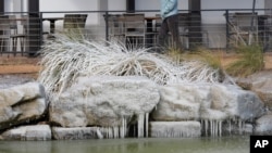 Una fuente congelada en Allen, Texas, el 20 de febrero de 2025.