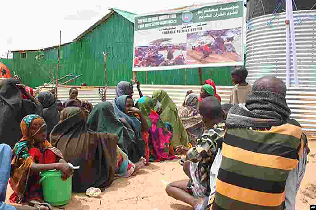 Somalis queueing outside a temporary feeding center run by an Islamic charitable group at a Mogadishu IDP camp. (VOA - P. Heinlein)