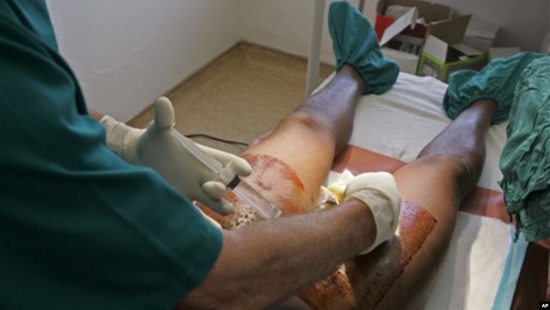 Seorang dokter melakukan khitan terhadap seorang anak laki-laki di Mbabane, Swaziland (foto: dok). Menurut pakar AS, Dr. Daniel Halperin, sunat adalah cara yang relatif murah untuk mengurangi resiko penularan baru HIV.