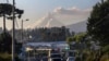El volcán Cotopaxi lanzando una nube de vapor y ceniza en esta foto desde Quito, Ecuador, el 28 de diciembre de 2022.
