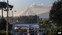 El volcán Cotopaxi lanzando una nube de vapor y ceniza en esta foto desde Quito, Ecuador, el 28 de diciembre de 2022.