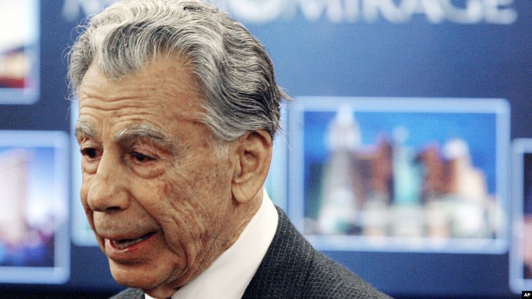 Kirk Kerkorian berbicara kepada media di Las Vegas tahun 2005 (foto: dok).