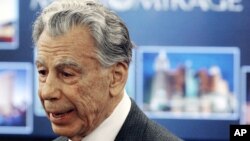 Kirk Kerkorian berbicara kepada media di Las Vegas tahun 2005 (foto: dok).