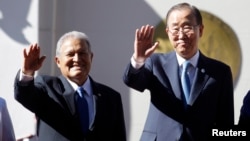 El Salvador's President Salvador Sanchez Ceren (L) and United Nations Secretary-General Ban Ki-moon 