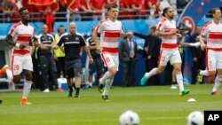 De la gauche, Johan Djourou de Suisse, Granit Xhaka, Ricardo Rodriguez et Stephan Lichtsteiner s’échauffent avant le match de football du Groupe A de l’Euro 2016 entre l'Albanie et la Suisse, au stade Bollaert à Lens, France, 11 juin 2016. (AP Photo / Fra