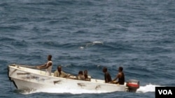 Sejumlah perompak di lepas pantai Somalia (foto: dok).