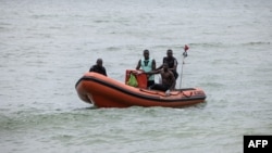 Une équipe de sauvetage recherche des survivants suite au naufrage d'une pirogue transportant des migrants, à Mbour, le 9 septembre 2024. JOHN WESSELS / AFP