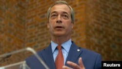 Pemimpin Partai Kemerdekaan Inggris (UKIP), Nigel Farage berbicara kepada media di London (foto: dok).