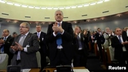 Le Premier ministre algérien, Abdelmalek Sellal (C) applaudit lors d’une séance du Parlement à Alger, en Algérie, 7 février 2016.