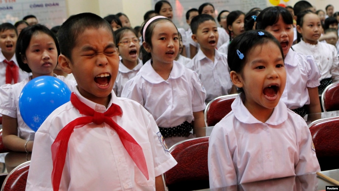 Các học sinh hát Quốc ca ở trường Nam Thành Công, Hà Nội. 