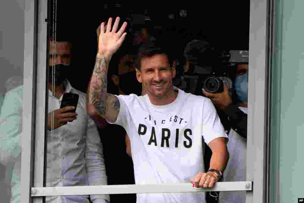 ورود لیونل مسی به فرودگاه لو بورژ در شمال پاریس، پس از نهایی شدن قرارداد او با تیم فوتبال پاری‌سن‌ژرمن