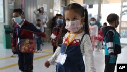 Des élèves de maternelle portent des masques anti-covid au premier jour de reprise des cours en présentiel à Bogota, en Colombie, lundi 15 février 2021.