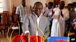 Faustin Archange Touadera, ancien Premier ministre comme l’autre candidat au second tour de la présidentielle centrafricaine, place son bulletin dans l’urne lors du scrutin couplé aux législatives à Bangui, en République centrafricaine, 14 février 2016