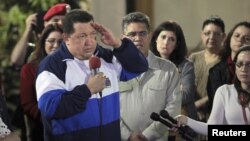 Chávez saluda durante una reunión de ministros en el Palacio Miraflores de la capital Venezolana.