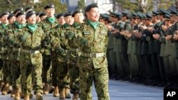 Pasukan Keamanan Jepang tengah berparade dalam salah satu upacara di Kementerian Pertahanan Jepang di Tokyo (Foto: dok). Kementerian Pertahanan Jepang mengajukan usul kepada Pemerintahan PM Shinzo Abe untuk memperkuat kemampuan militer dalam menghadapi ancaman dari China dan Korea Utara, Kamis (25/7).