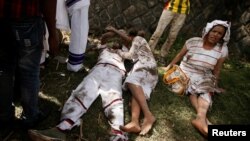 Des protestants blessés attendent de l'aide après que plusieurs personnes ont été tuées à Bishoftu, dans la région d'Oromia, Ethiopie, le 2 octobre 2016.