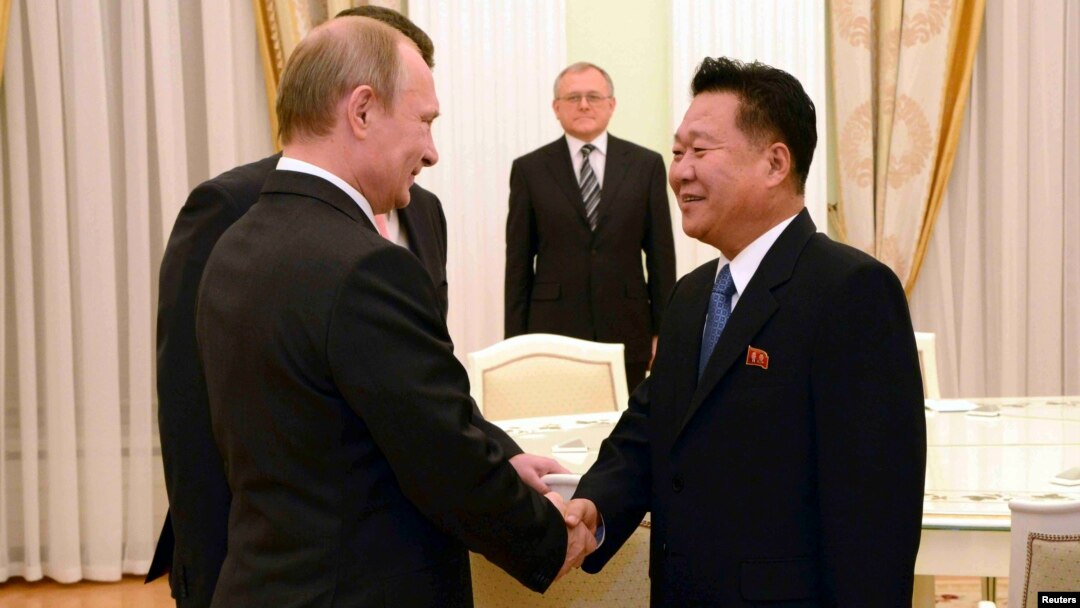 Ông Choe Ryong Hae (phải) phụ tá của nhà lãnh đạo Bắc Triều Tiên Kim Jong Un, và Tổng thống Nga Vladimir Putin trong cuộc họp tại Moscow, 18/11/14