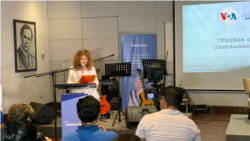 Gioconda Belli aparece en la fotografía durante su participación en un evento de promoción de la libertad de prensa.[Foto: Houston Castillo Vado]