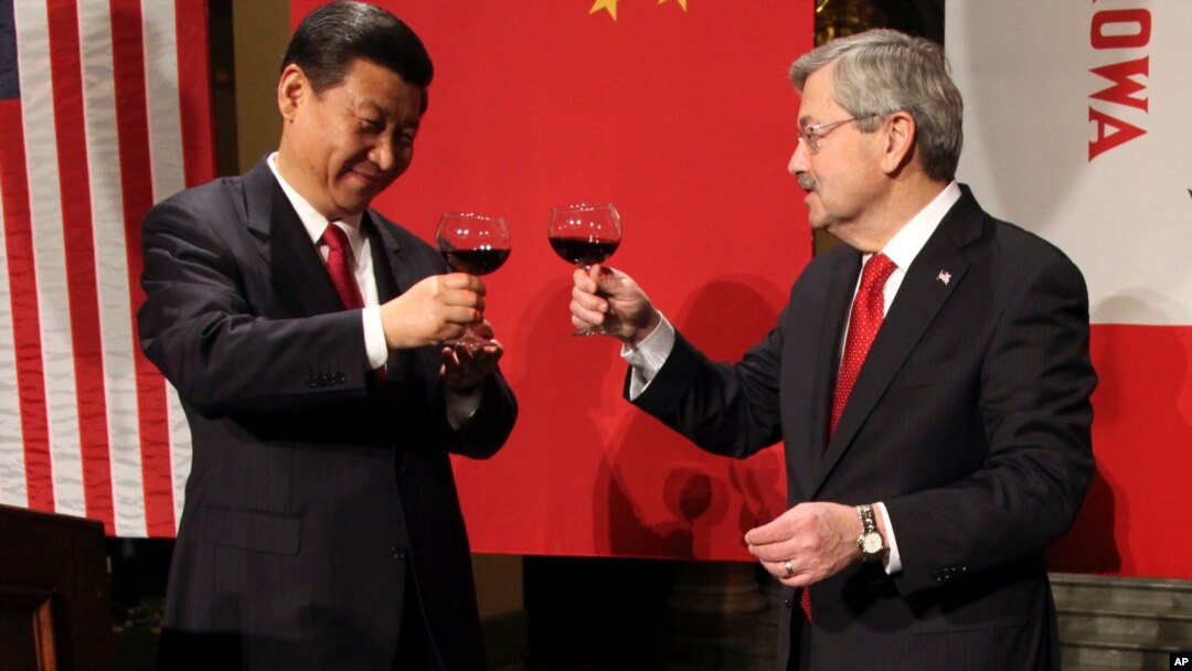 Ông Terry Branstad gặp ông Tập Cận Bình khi còn là Thống đốc tiểu bang Iowa năm 2012. 