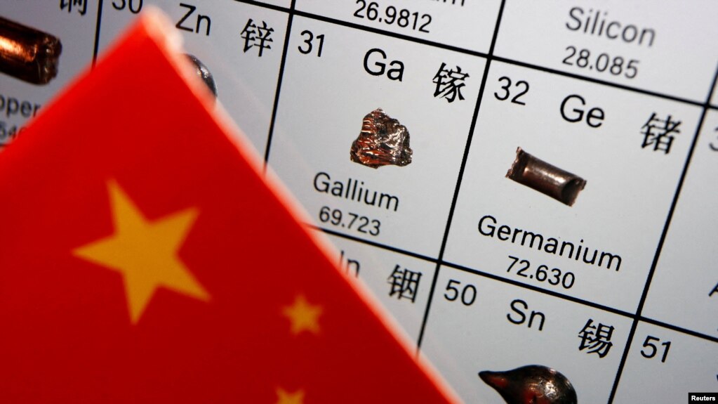 资料照片：镓和锗元素插图与中国国旗。（路透社照片）(photo:VOA)