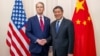 资料照片：在瑞士日内瓦举行的美中双边会议期间，美国财政部长斯科特·贝森特与中国国务院副总理何立峰(右)握手。(2025年5月10日)