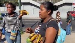 Venezolanos intercambian productos, apelan al truque para obtener lo que necesitan. [Foto: Captura de pantalla video de Adriana Núñez Rabascall]