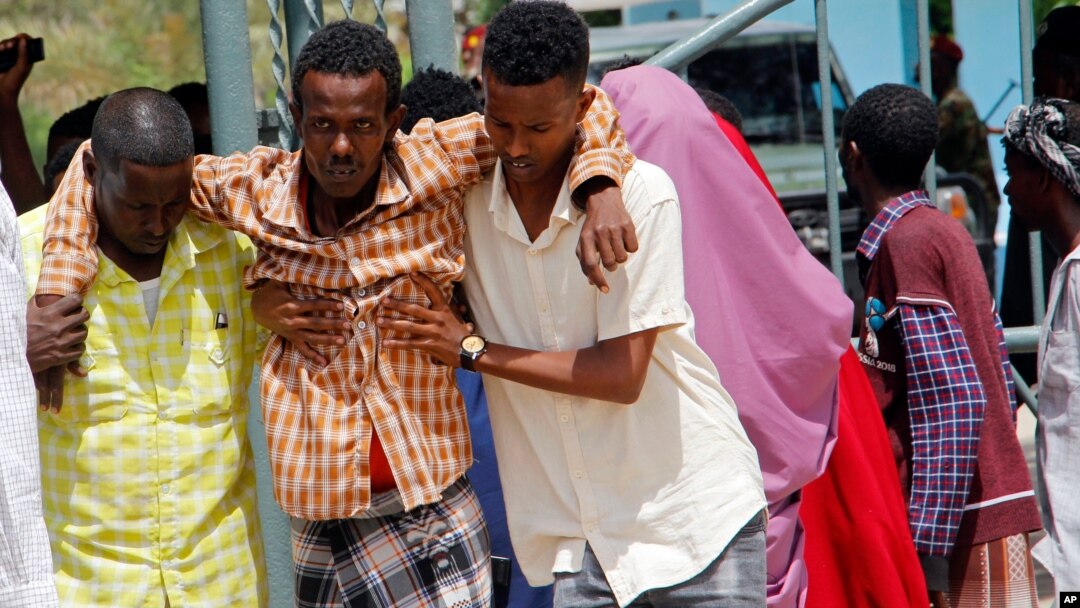 Abanyesomaliya bafasha umusivile yakomerekejwe na bombe y'umwiyahuzi kw'ikambi y'igisirikare i Mogadishu, muri Somaliya, kw'itariki ya 15/06/2021