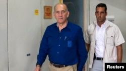 Mantan PM Israel, Ehud Olmert (kiri) setibanya di pengadilan Tel Aviv (13/5).