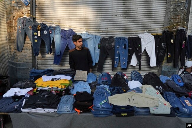 یک فروشنده خیابانی منتظر مشتریان در یک منطقه تجاری در مرکز شهر تهران، ایران است