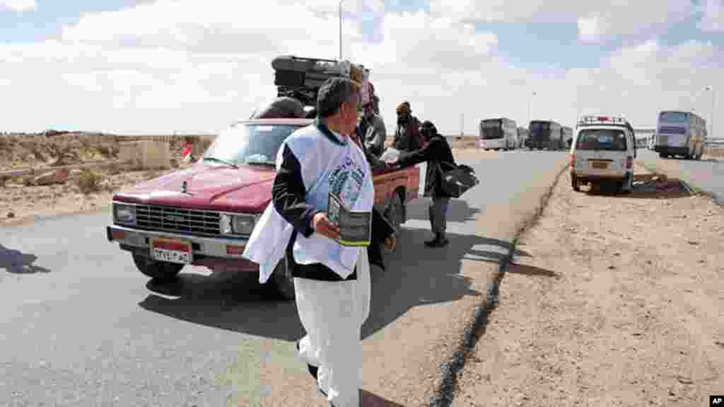 A member of the Arab Union of Doctors appeals for help for people trapped in the Libyan violence, February 23, 2011. (VOA Photo/E. Arrott)