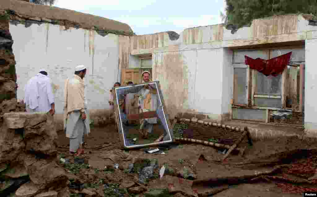 یک خانه تخریب شده بر اثر سیلاب ها در ولسوالی لعل&zwnj;پور ولایت ننگرهار