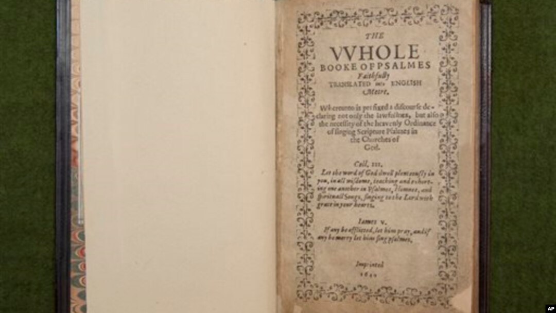 Foto yang dirilis oleh Gereja Old South di Boston ini menunjukkan satu dari 1.640 salinan buku Bay Psalm milik gereja Boston. Para ahli memperkirakan buku ini merupakan buku pertama yang dicetak di Amerika, dan merupakan buku peninggalan yang paling berharga. (Foto: dok).