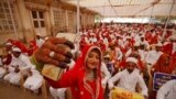 عکس سلفی عروس خانم پیش از آغاز مراسم ازدواج گروهی در یک مسجد در هند<br />
&nbsp;