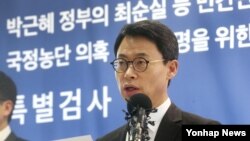 박근혜 대통령 비위 의혹과 '최순실 게이트' 등을 수사중인 박영수 특별검사팀 이규철 대변인이 6일 서울 대치동 특검 기자실에서 취재진의 질문에 답하고 있다. 