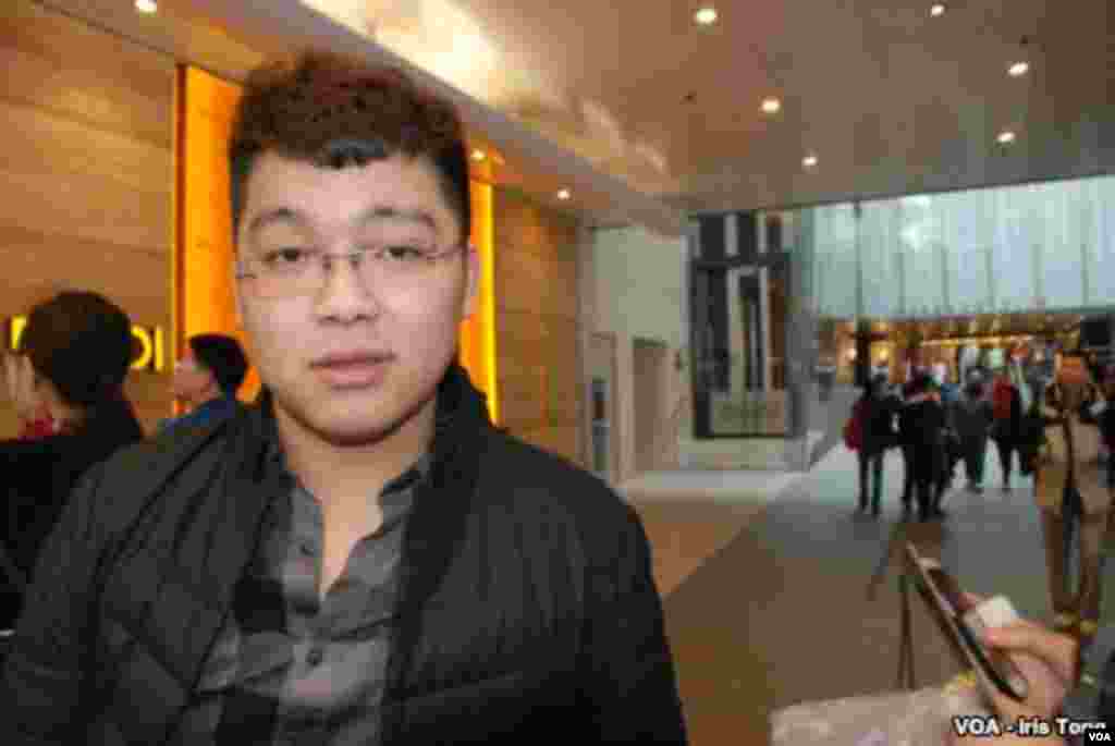 Mr. Yang, a mainland visitor from China's northeastern province of Heilongjiang, says Hong Kongers are too unfriendly. (Iris Tong, VOA)