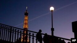 民众行走在巴黎埃菲尔铁塔旁的一座桥上（2022年2月9日）