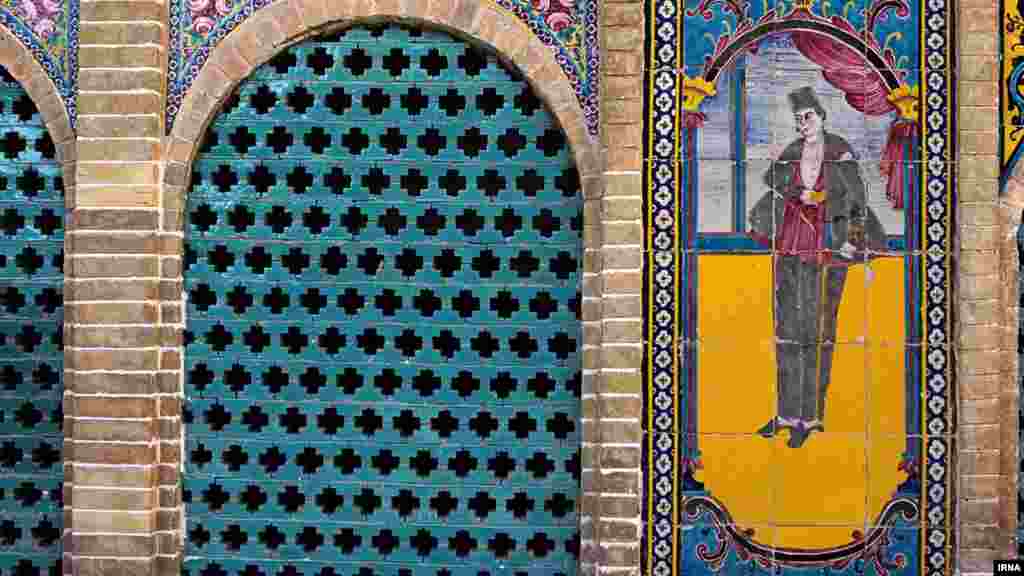  نمایی از عمارت مسعودیه در تهران. این بنا در زمان قاجار به دستور مسعود میرزا پسر ناصرالدین شاه در میدان بهارستان ساخته شده است. عکس: مرضیه موسوی، ایرنا 