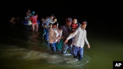 Grupos de migrantes centroamericanos cruzan la frontera sur por puntos de poca profundidad del Río Grande tras haber sido guiados por los llamados "coyotes" que se lucran de la migración.