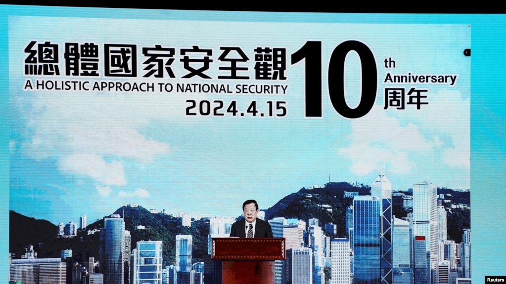 中国的中央港澳办主任夏宝龙2024年4月15日在香港“全民国家安全教育日”开幕活动中通过视频发表谈话。（路透社）(photo:VOA)
