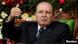 Président Abdelaziz Bouteflika na milulu ya mampinga na Cherchell, algérie, 27 juin 2012.