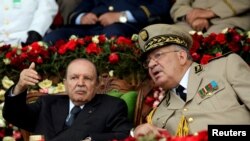 Le président algérien Abdelaziz Bouteflika et le général Ahmed Gaed Salah, chef d'état-major de l'armée à Cherchell, à l'ouest d'Alger le 27 juin 2012. REUTERS / Ramzi Boudina // Archives