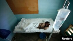 Mariam Dagane, qui est infecté par la fièvre de la vallée du Rift, se repose dans l’hôpital de Garissa, 390 km au nord-est de Nairobi, le 9 janvier 2007. 