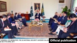 Le général McMaster rencontre Nawaz Sharif le 17 avril 2017.