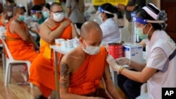 Para bhiksu Budha menerima vaksinasi massal COVID-19 di Bangkok, Thailand (foto: dok). Pemerintah AS memberikan $5 juta dolar untuk membantu Thailand mengatasi perebakan COVID-19.