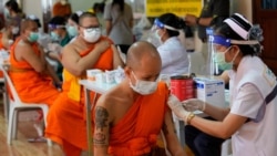 泰国医护人员为曼谷的僧侣接种阿斯利康COVID-19疫苗。（2021年7月30日）