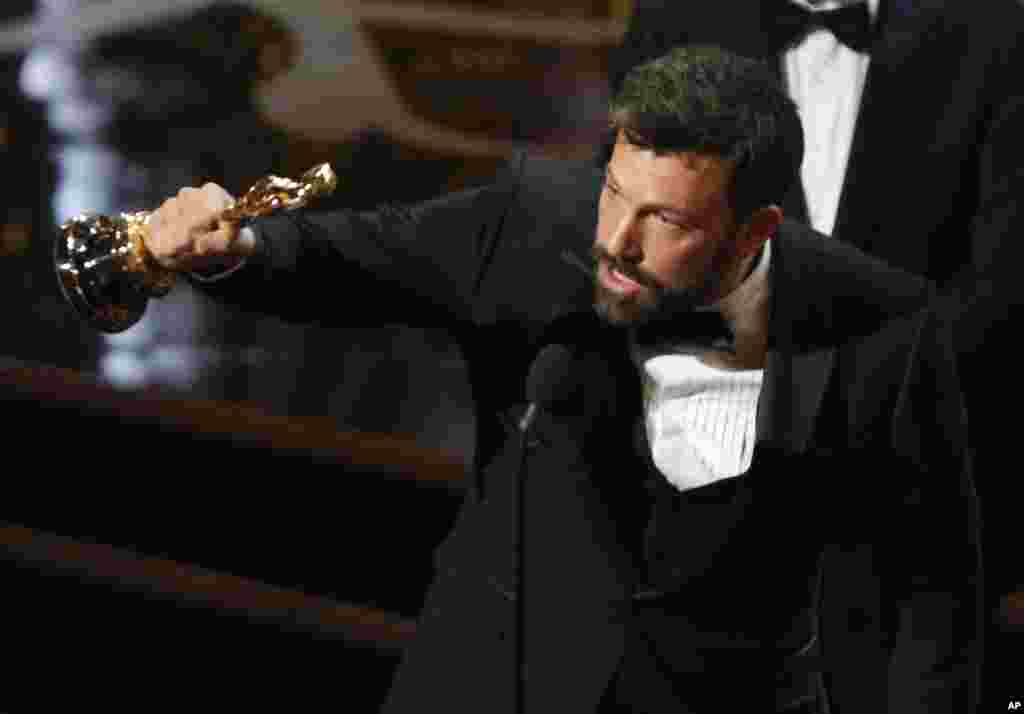 Sutradara dan produser Ben Affleck menerima piala Oscar kategori film terbaik untuk &quot;Argo&quot; dalam Academy Awards ke-85 di Hollywood, California (24/2). (Reuters/Mario Anzuoni)