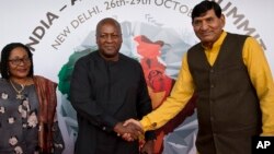 Le président du Ghana John Dramani Mahama, au centre, serre la main au ministre indien Mohanbhai Kundariya , à New Delhi, le 27 octobre 2015.