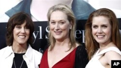 Nora Ephron me aktoret Meryl Streep dhe Amy Adams në premierën e filmit "Julie dhe Julia"