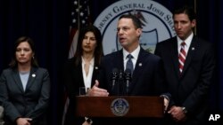 El fiscal general de Pensilvania Josh Shapiro habla en conferencia de prensa en la capital estatal Harrisburg, el martes 14 de agosto de 2018, al dar a conocer un reporte sobre el abuso sexual a más de 1.000 niños por parte de más de 300 sacerdotes católicos.