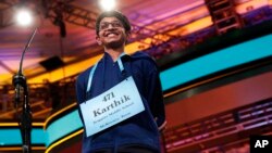 Karthik Nemmani (14) dari McKinney, Texas, tersenyum saat memenangkan lomba mengeja tingkat nasional "the Scripps National Spelling Bee" di Oxon Hill, Maryland, 31 Mei 2018. 